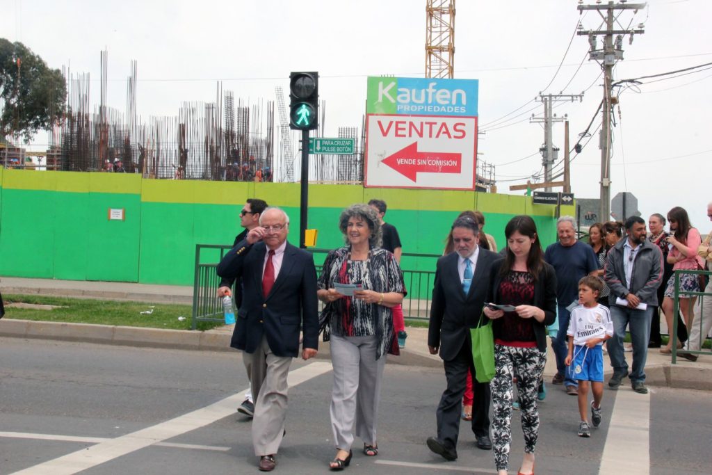 Imagen principal: Dos nuevos semáforos para transitada arteria de Reñaca fueron puestos en funcionamiento por alcaldesa Virginia Reginato