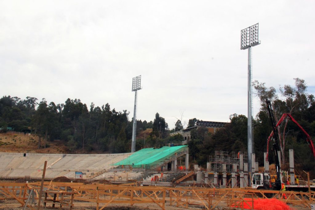 Imagen principal: Municipalidad de Viña del Mar comenzó instalación de pilares de galería laguna de estadio Sausalito