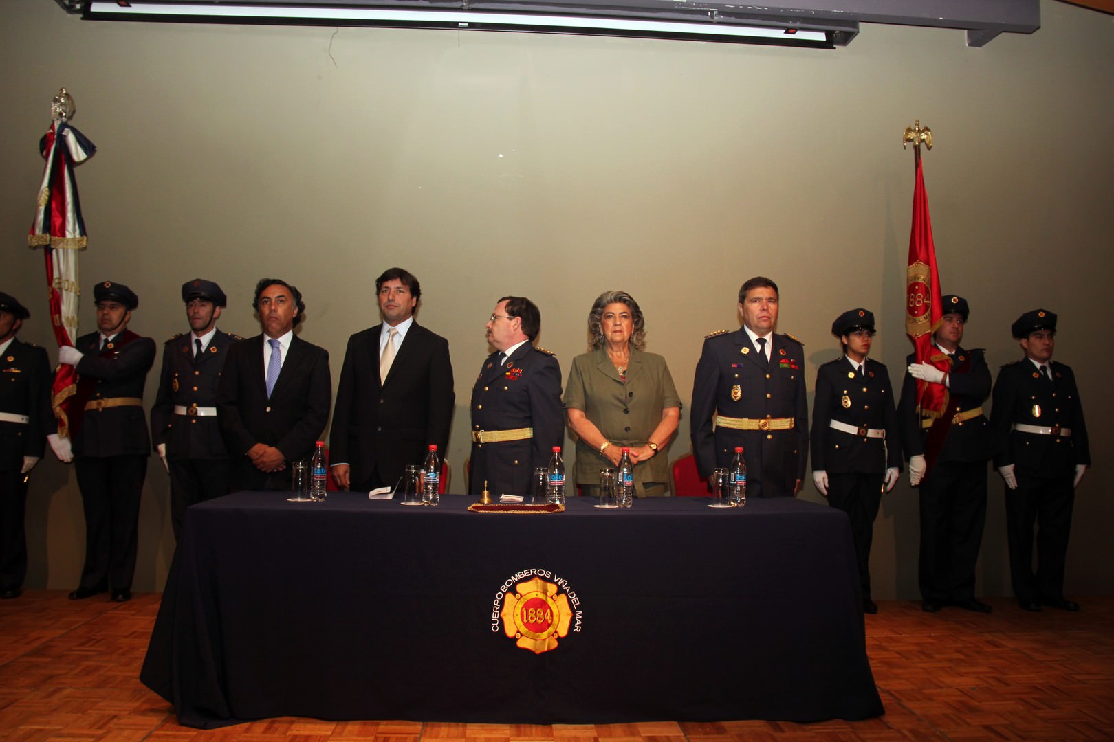 Llaves de camioneta para Cuerpo de bomberos de Viña entregó alcaldesa Virginia Reginato para los 130 años de la institución