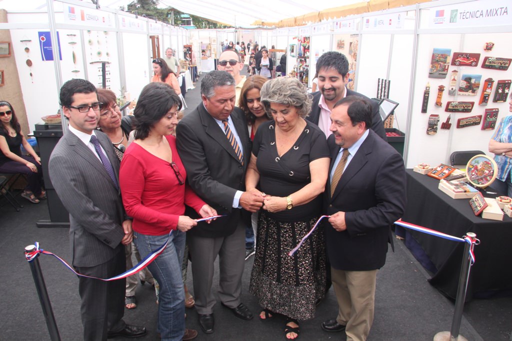 80 artesanos participan de muestra de Manos Maestras que fue inaugurada por alcaldesa Virginia Reginato