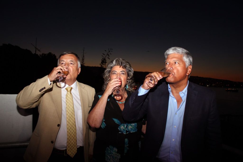 Imagen principal: Municipios de Viña del Mar, Valparaíso y Concón realizaron colorido adelanto de espectáculo Año Nuevo en el mar