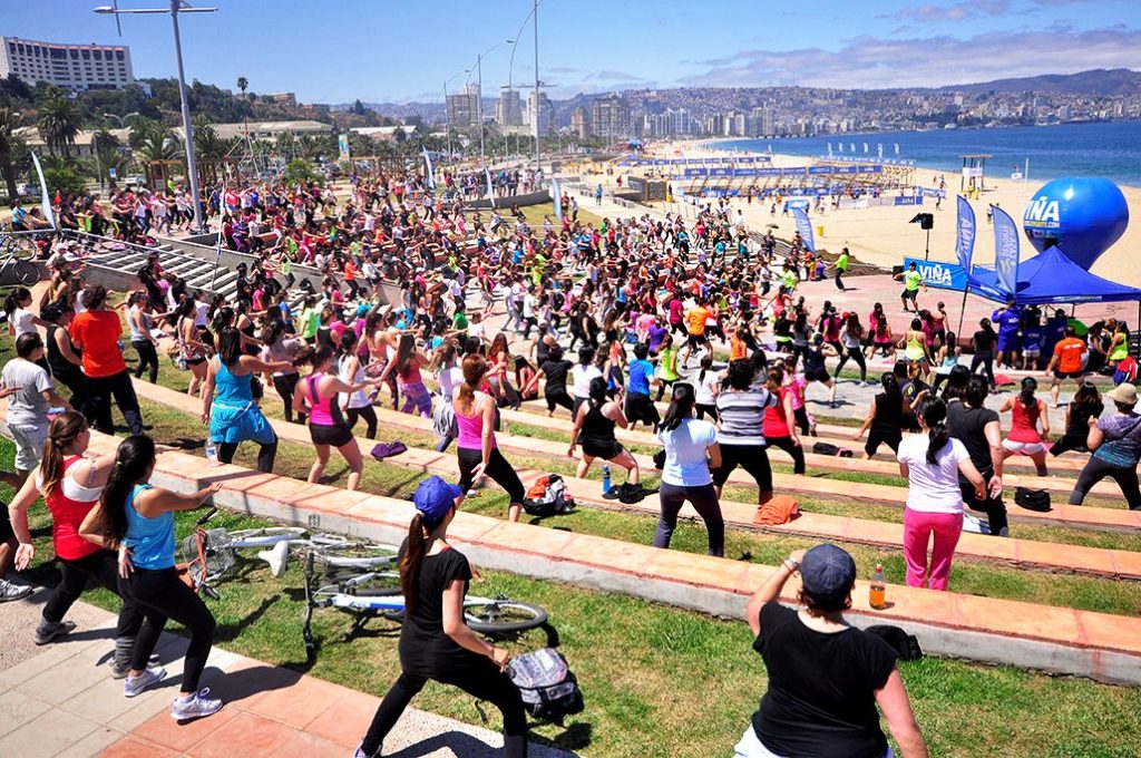 Imagen principal: Municipalidad de Viña del Mar despidió el año de los aficionados de la zumba con ritmo, energía y buena música