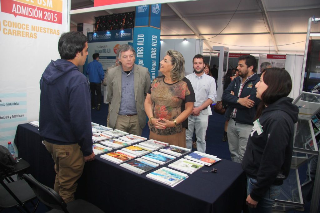Imagen principal: Para apoyar a jóvenes, alcaldesa Virginia Reginato visitó Feria de postulación y matrícula de educación superior