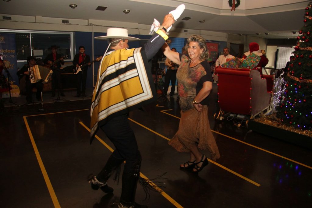 Imagen principal: Folclorista viñamarino batió su récord de 1500 cuecas bailadas durante este año