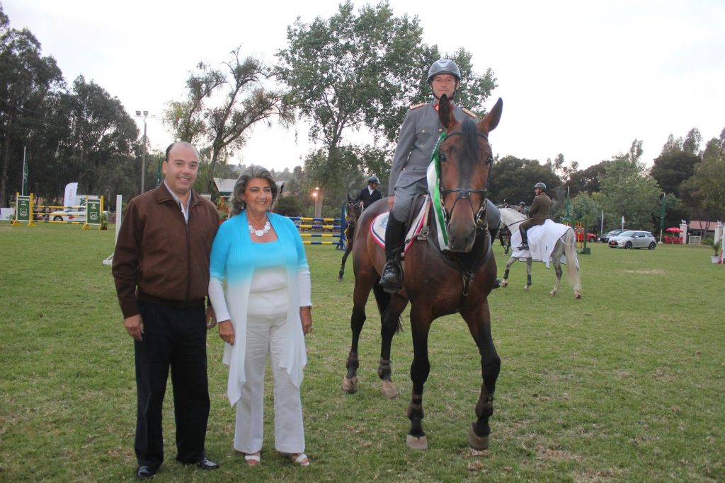 Imagen principal: Premio I. Municipalidad de Viña del Mar a ganador de concurso hípico organizado por Carabineros de Chile