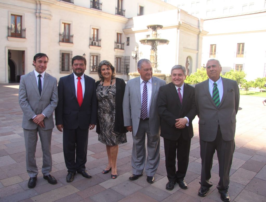 Imagen principal: Histórica firma de proyecto de Ley permitirá mantener recursos de Casinos para Viña del Mar y otras ciudades