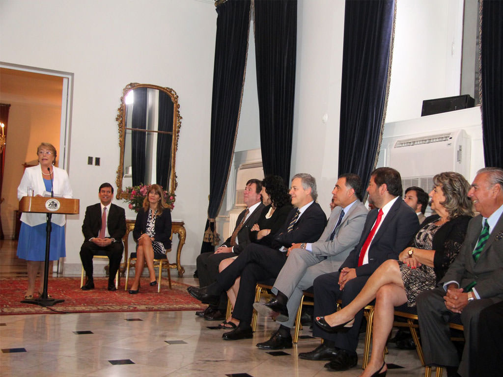 Alcaldesa Virginia Reginato, firma proyecto ley casino