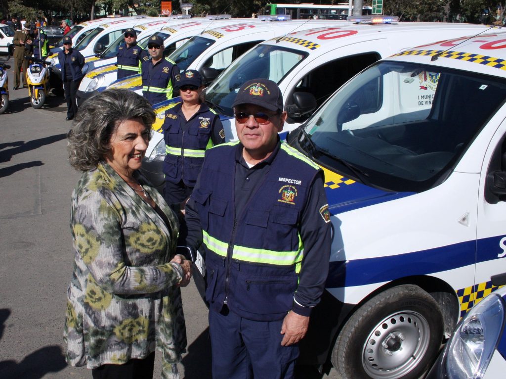 Imagen principal: Funcionarios de Seguridad Ciudadana de Viña del Mar recuperan teléfono móvil