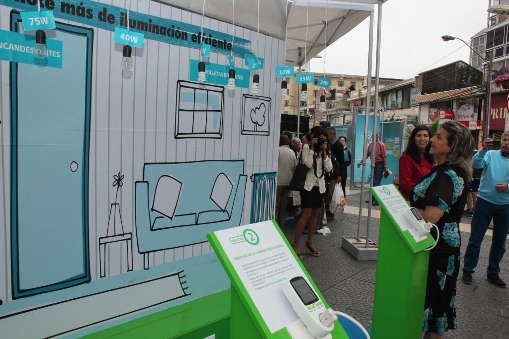 Imagen principal: Feria itinerante que promueve la eficiencia energética fue destacada por alcaldesa Virginia Reginato