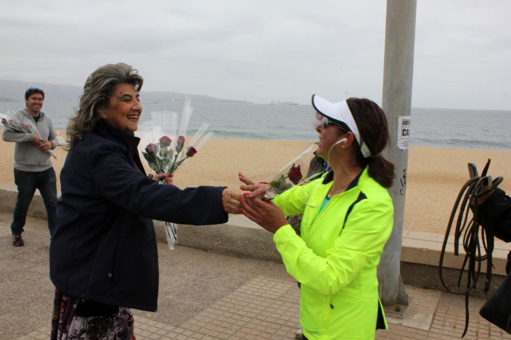 Imagen principal: En Día de los Eamorados, alcaldesa Virginia Reginato saludó a los transeúntes