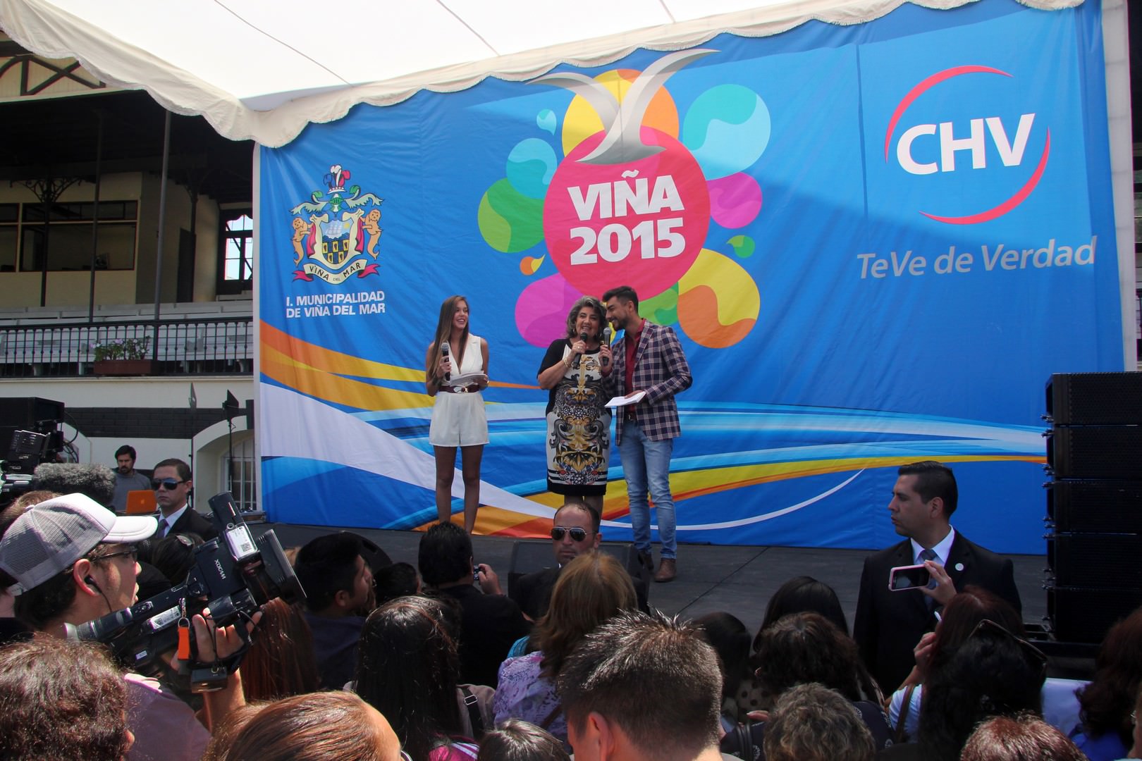 Viñamarinos participaron en tradicional Gala Vecinal del Festival