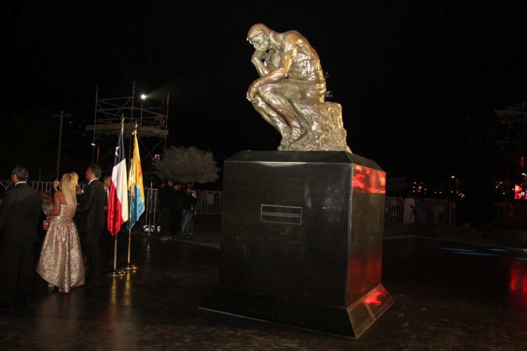 Imagen principal: Monumental escultura “El Pensador” de Auguste Rodin donada por Farkas fue recepcionada por alcaldesa Virginia Reginato