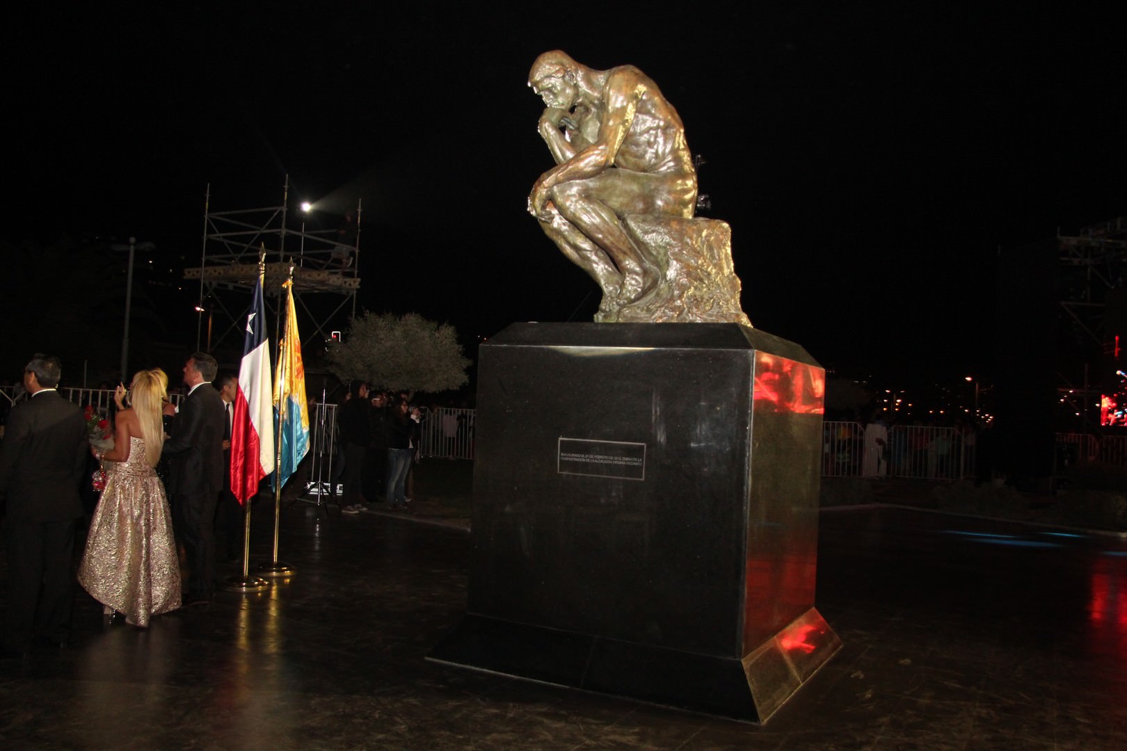 Monumental escultura “El Pensador” de Auguste Rodin donada por Farkas fue recepcionada por alcaldesa Virginia Reginato