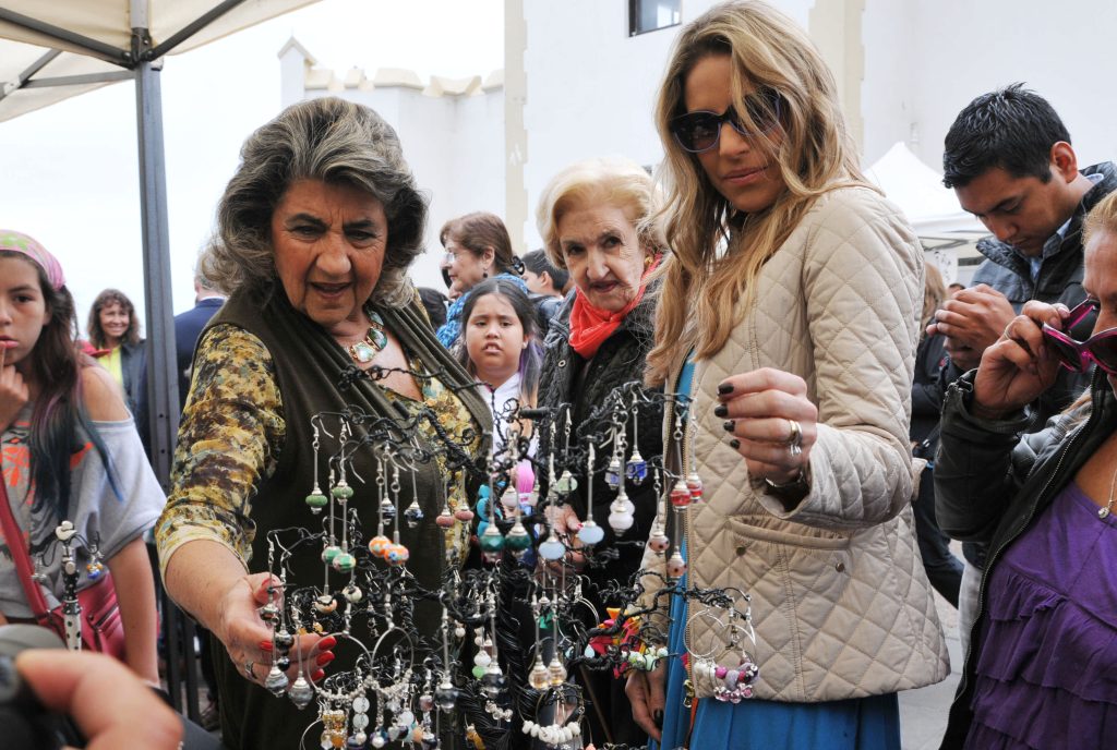 Imagen principal: Jurados del Festival visitaron feria de micro emprendedores junto a alcaldesa Virginia Reginato