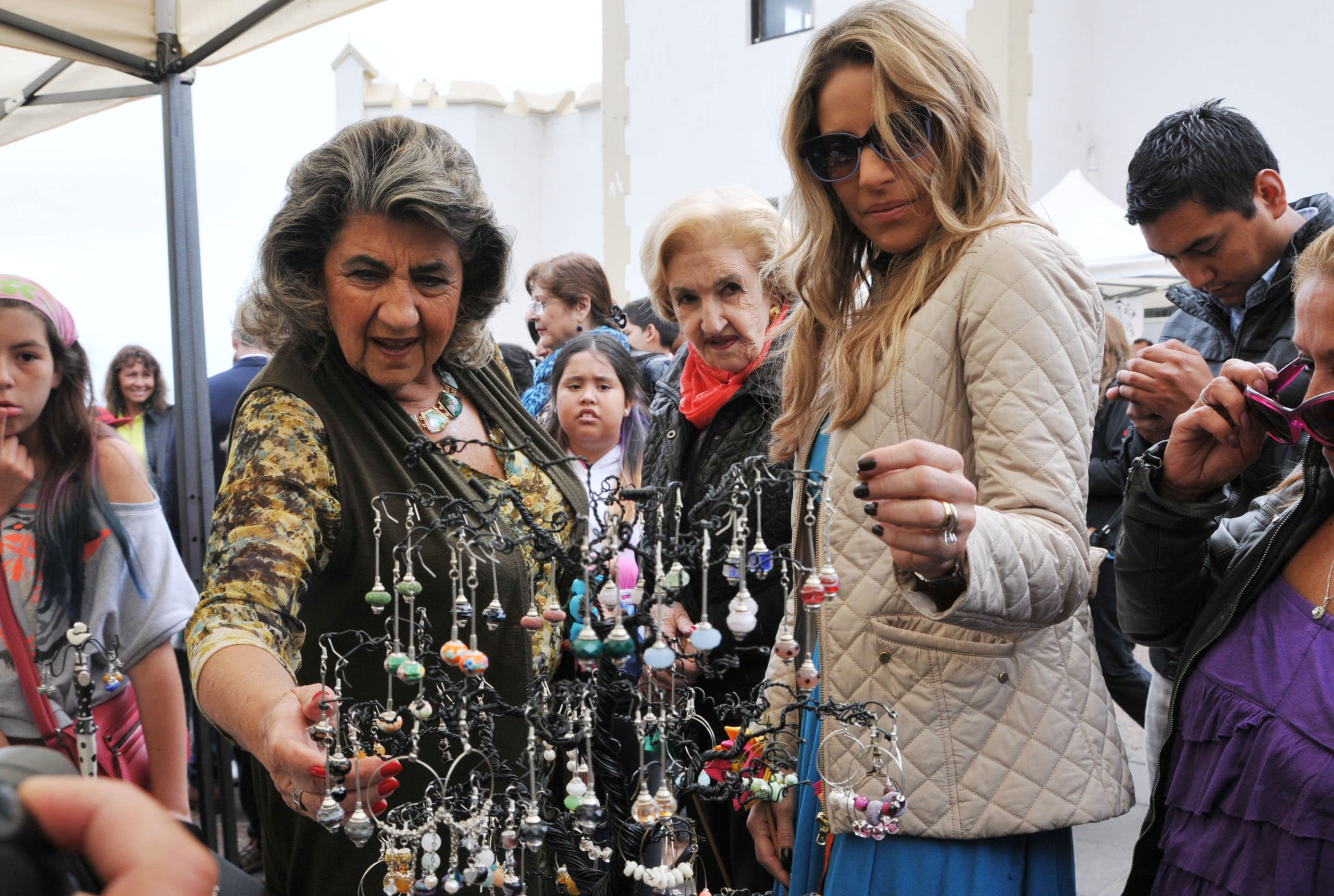 Jurados del Festival visitaron feria de micro emprendedores junto a alcaldesa Virginia Reginato