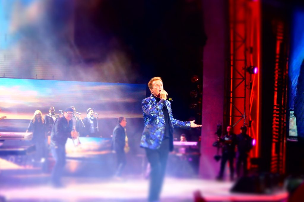 Imagen principal: Romanticismo charro, muchas risas, reivindicación pop  y clásico ochentero resumen la tercera noche de Festival