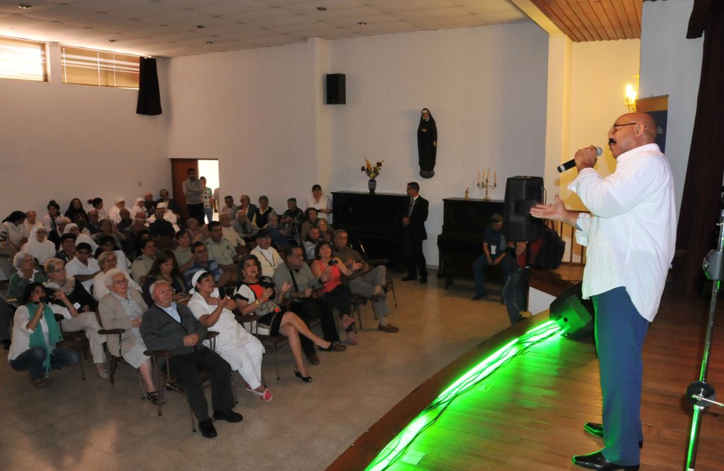 Imagen principal: Jurados del Festival compartieron con abuelitos de Hogar Hermanitas de los pobres invitados por alcaldesa Virginia Reginato