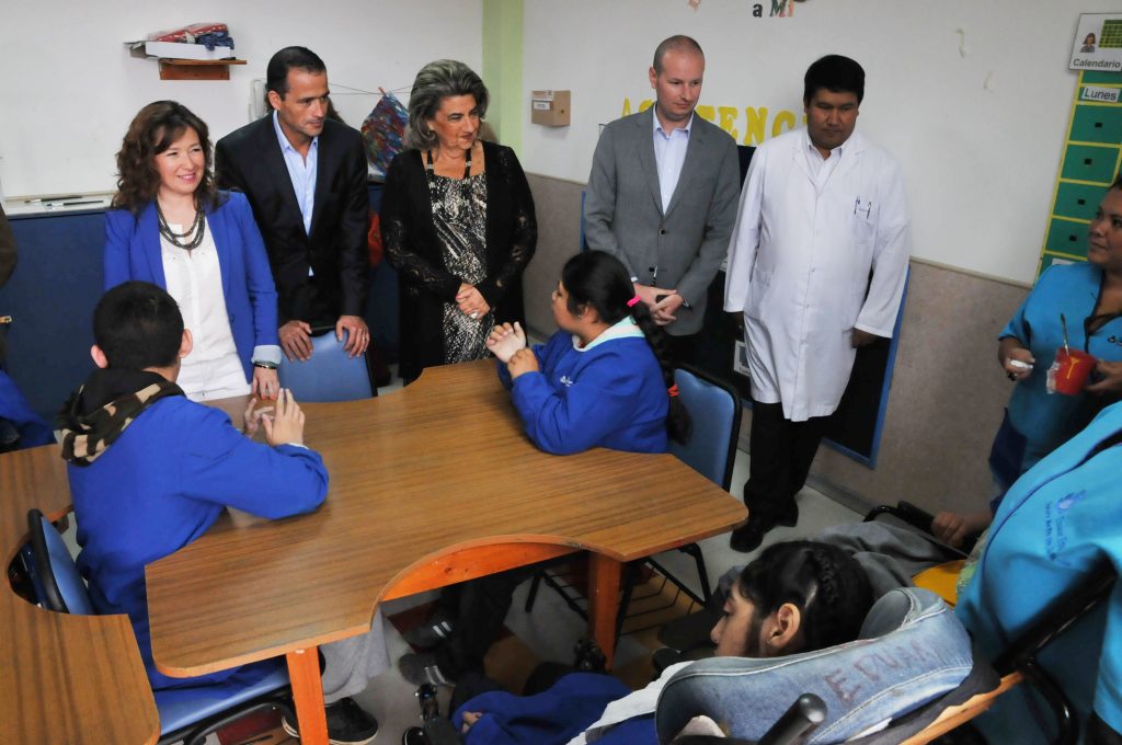 Imagen principal: Niños del Sanatorio Marítimo recibieron visita de alcaldesa Virginia Reginato y parte del jurado del Festival