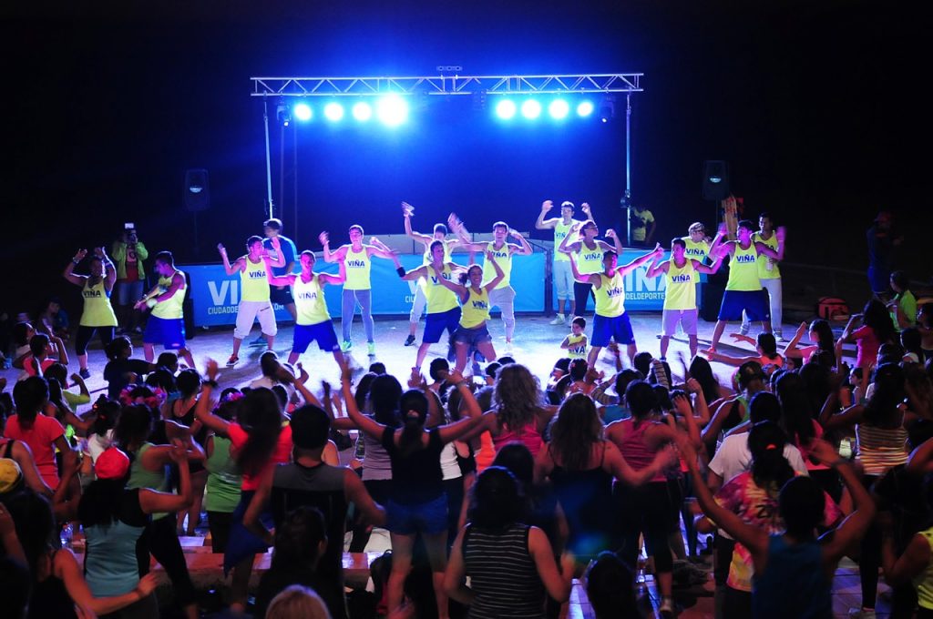 Imagen principal: Con espectacular zumba nocturna, municipio de Viña del Mar  clausuró actividades en la Playa del Deporte