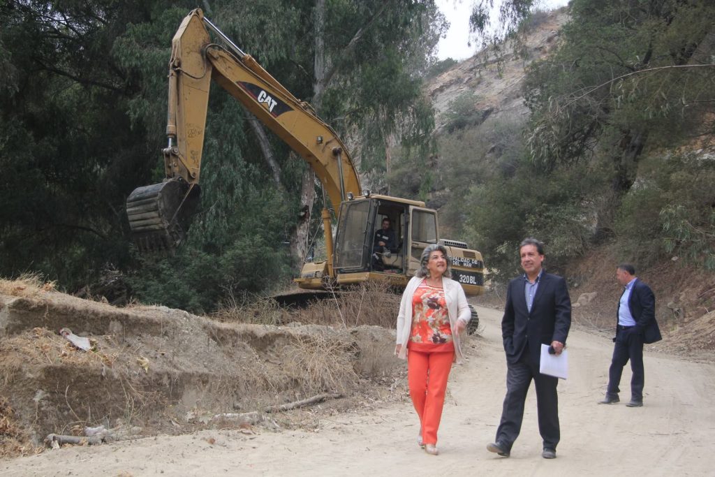 Imagen principal: Municipio de Viña del Mar fortalece su flota de maquinarias con adquisición de retroexcavadora de alta tecnología