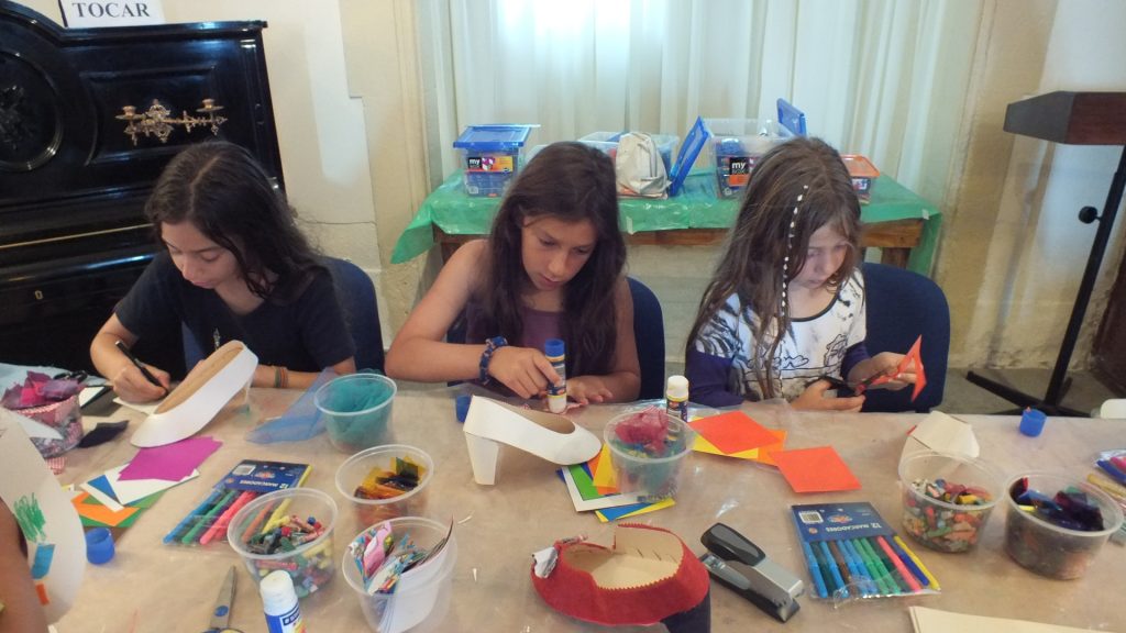 Imagen principal: Alta participación de niños en talleres patrimoniales durante el verano 2015 fue destacado por alcaldesa Virginia Reginato