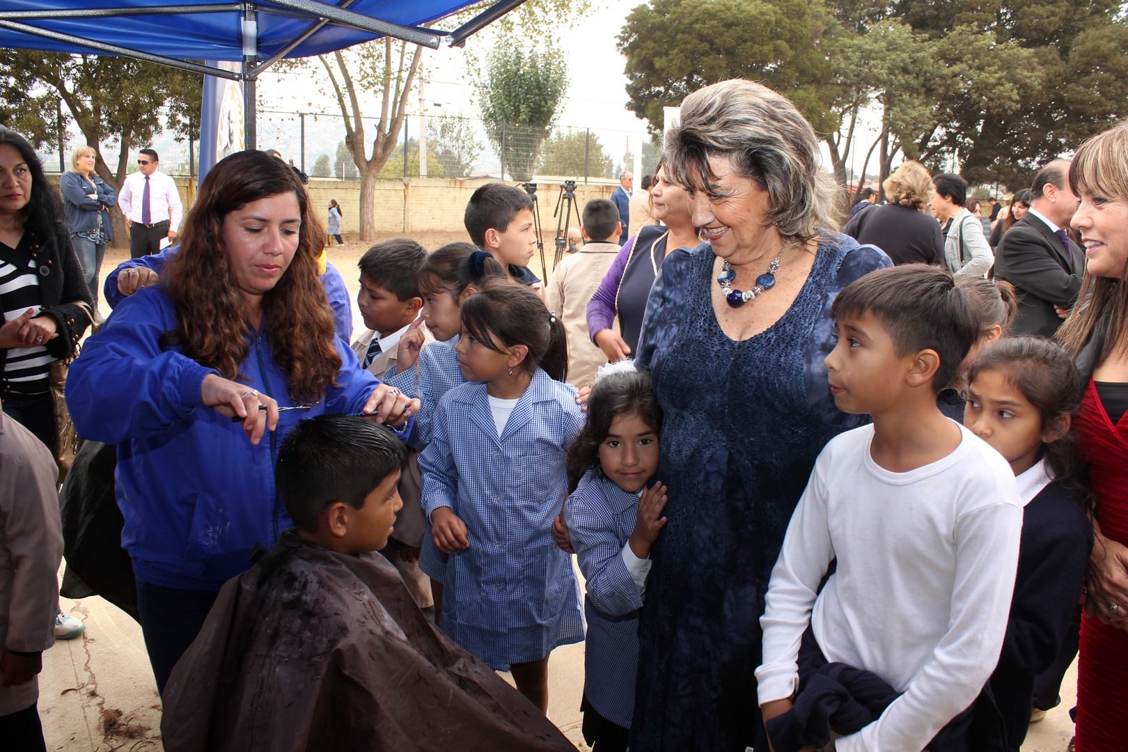Operativo de corte de pelo a escolares de Viña del Mar fue encabezado por alcaldesa Virginia Reginato