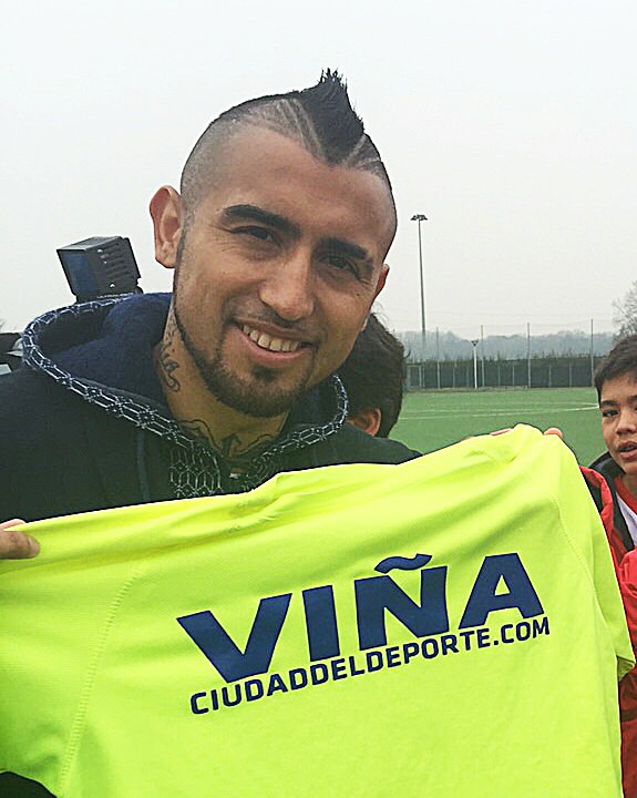 Integrantes del equipo sub 12 del Colegio María Auxiliadora que se encuentra en Italia recibió visita del Artruo Vidal