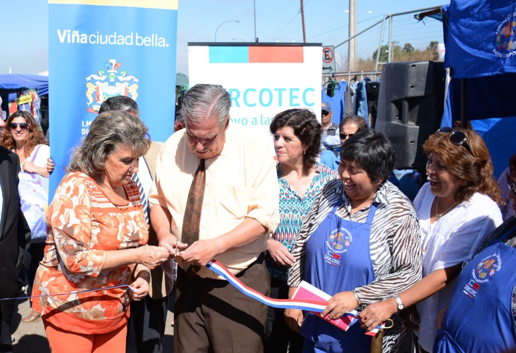 Imagen principal: 251 locatarios de feria Caupolicán reciben equipamiento de alcaldesa  Virginia Reginato y Sercotec para mejorar sus puestos de trabajo