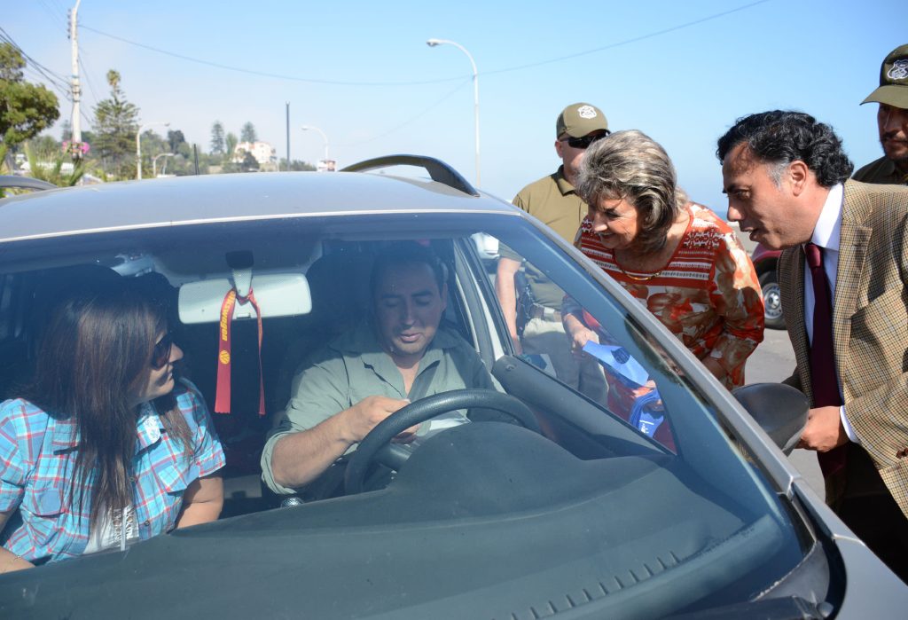 Imagen principal: Llamado a adoptar medidas que evite robos desde el interior de vehículos realizó alcaldesa Virginia Reginato y gobernador