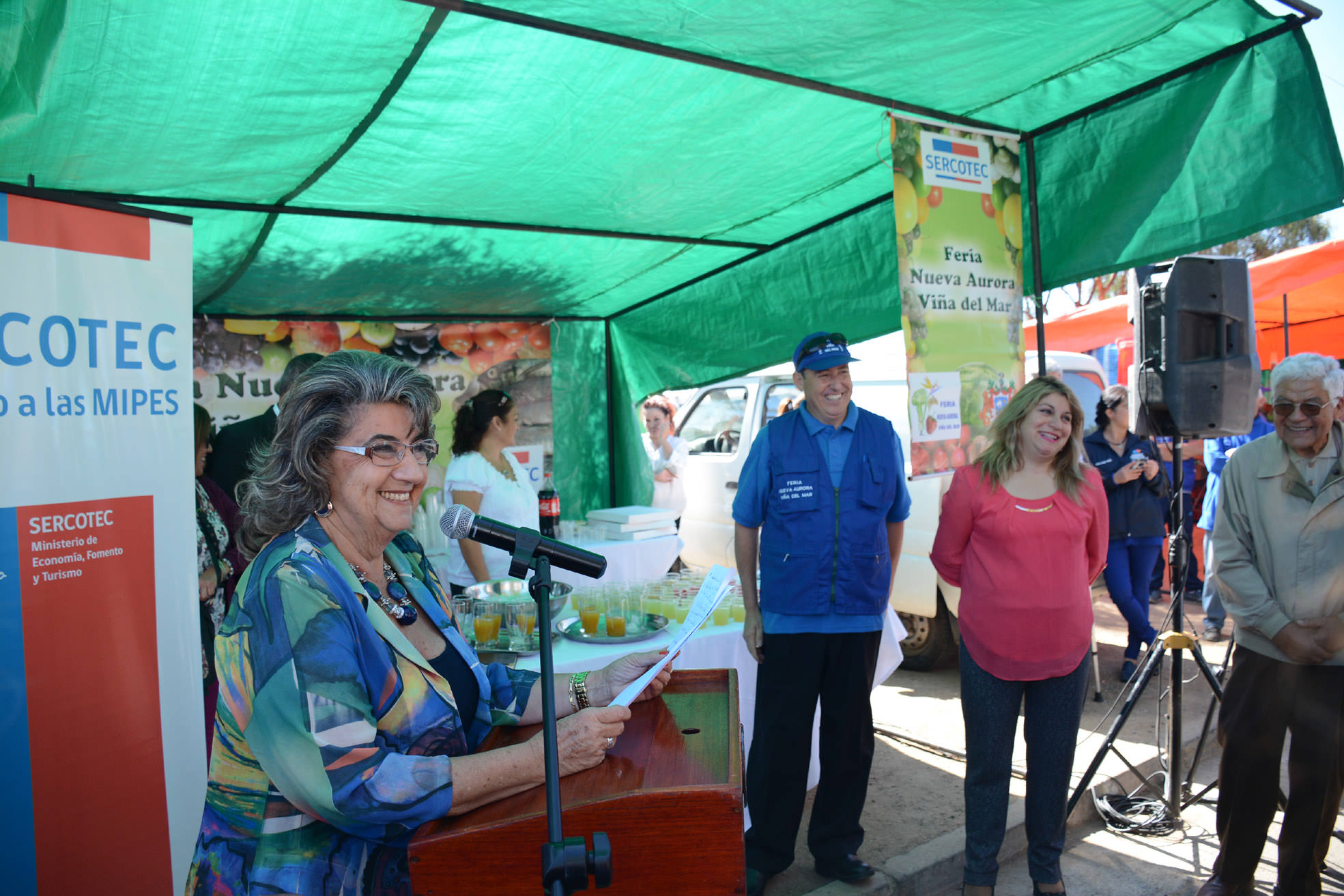 Locatarios de feria Nueva Aurora reciben nueva implementación de parte de alcaldesa Virginia Reginato y Sercotec