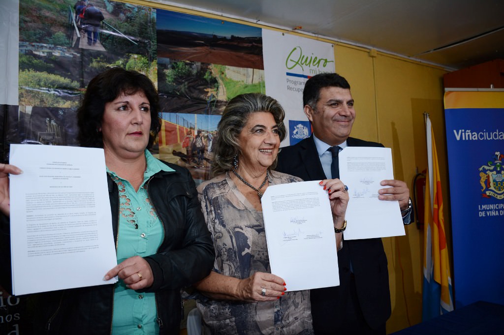 Contrato de barrio para obras de mejoramiento en  Pueblo Hundido firmaron alcaldesa Virginia Reginato y SERVIU