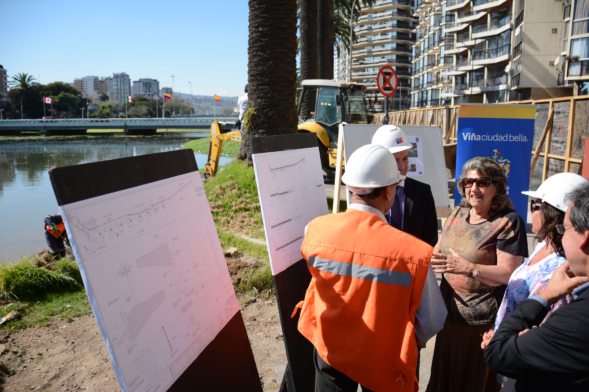 Reparación de socavón de Av. Marina fue inspeccionado por alcaldesa Virginia Reginato y el Seremi de MOP