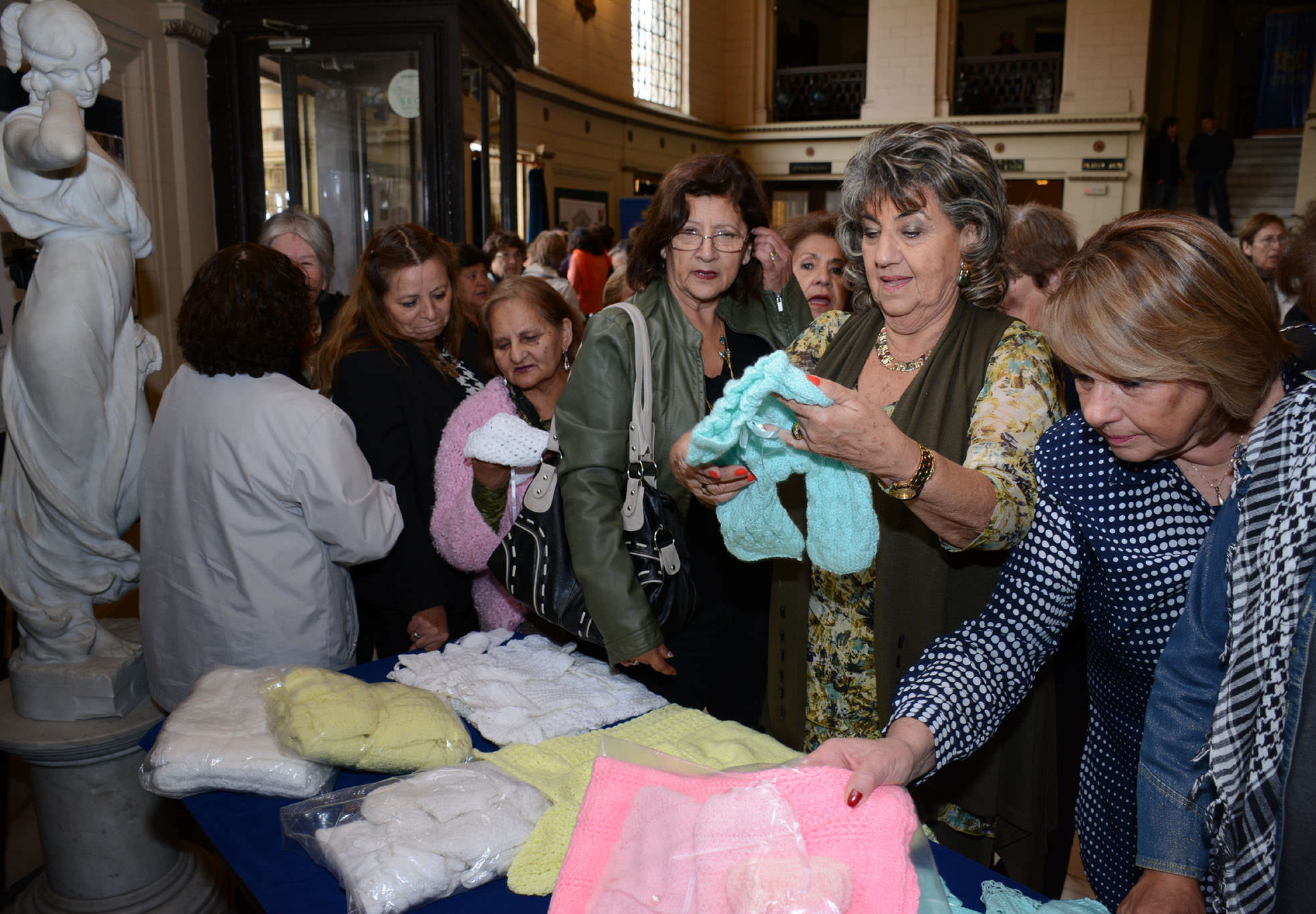 Alcaldesa Virginia Reginato lanzó campaña solidaria Tejiendo con Amor 2015