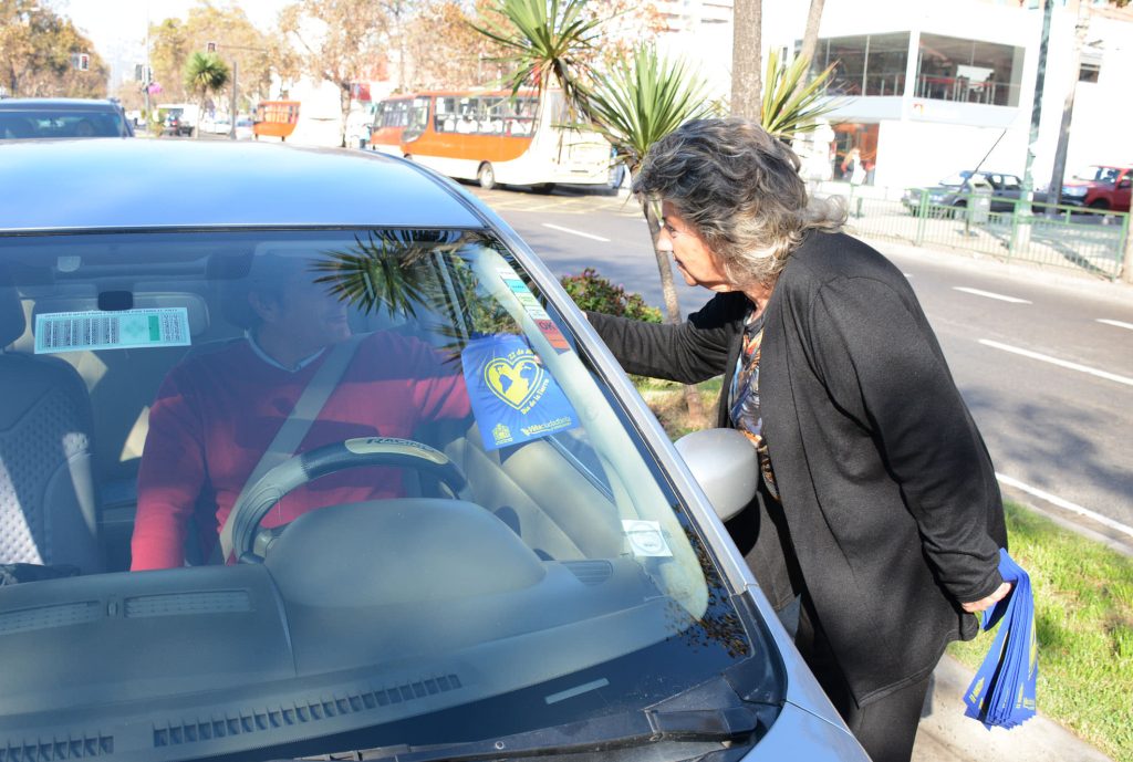 Imagen principal: Su compromiso con el medio ambiente reafirmó alcaldesa Virginia  Reginato, obsequiando plantas y bolsas biodegradables