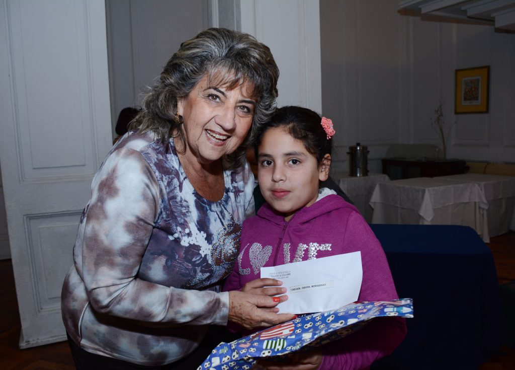 Imagen principal: Hijos de funcionarios del Cementerio Santa Inés recibieron becas escolares de parte de alcaldesa Virginia Reginato