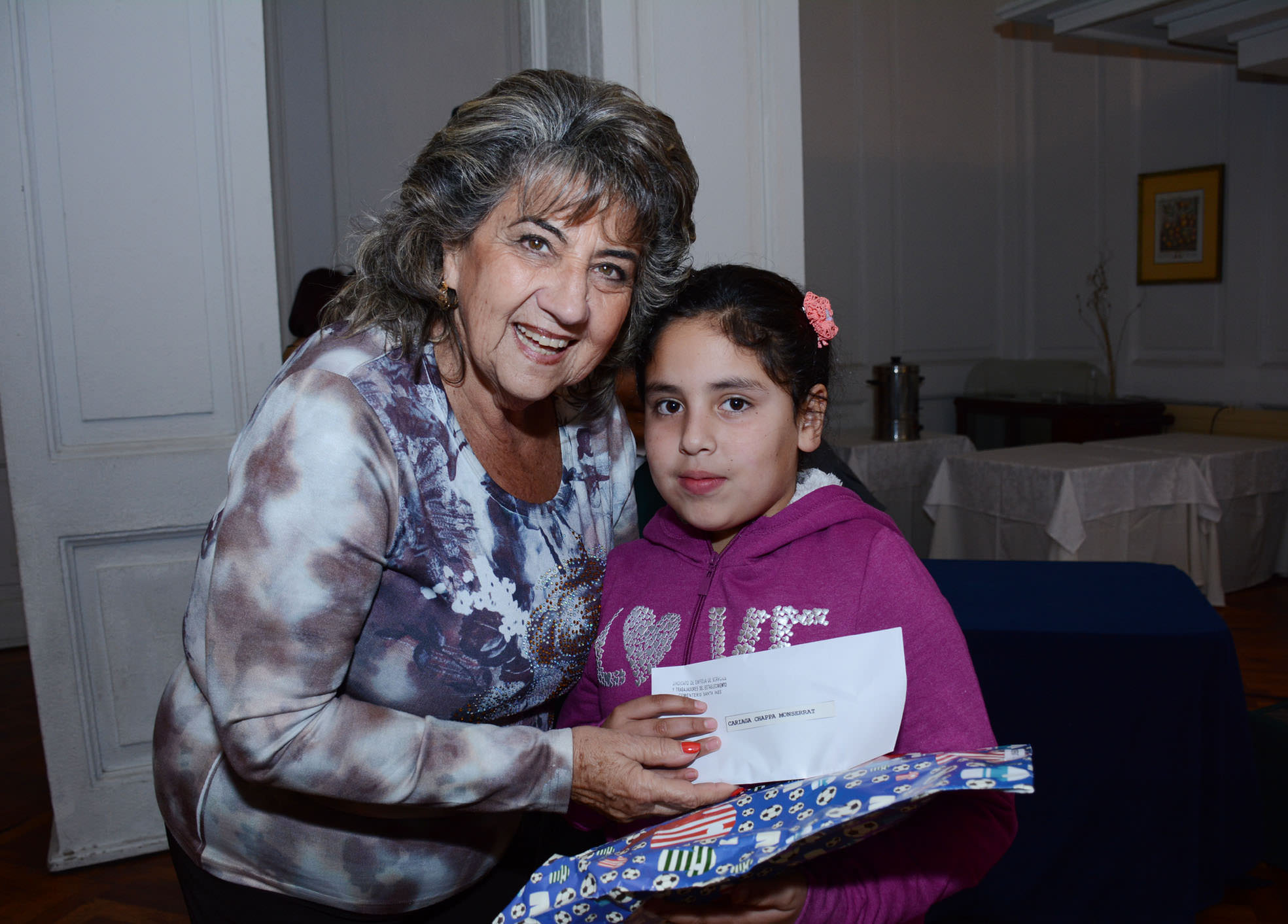 Hijos de funcionarios del Cementerio Santa Inés recibieron becas escolares de parte de alcaldesa Virginia Reginato