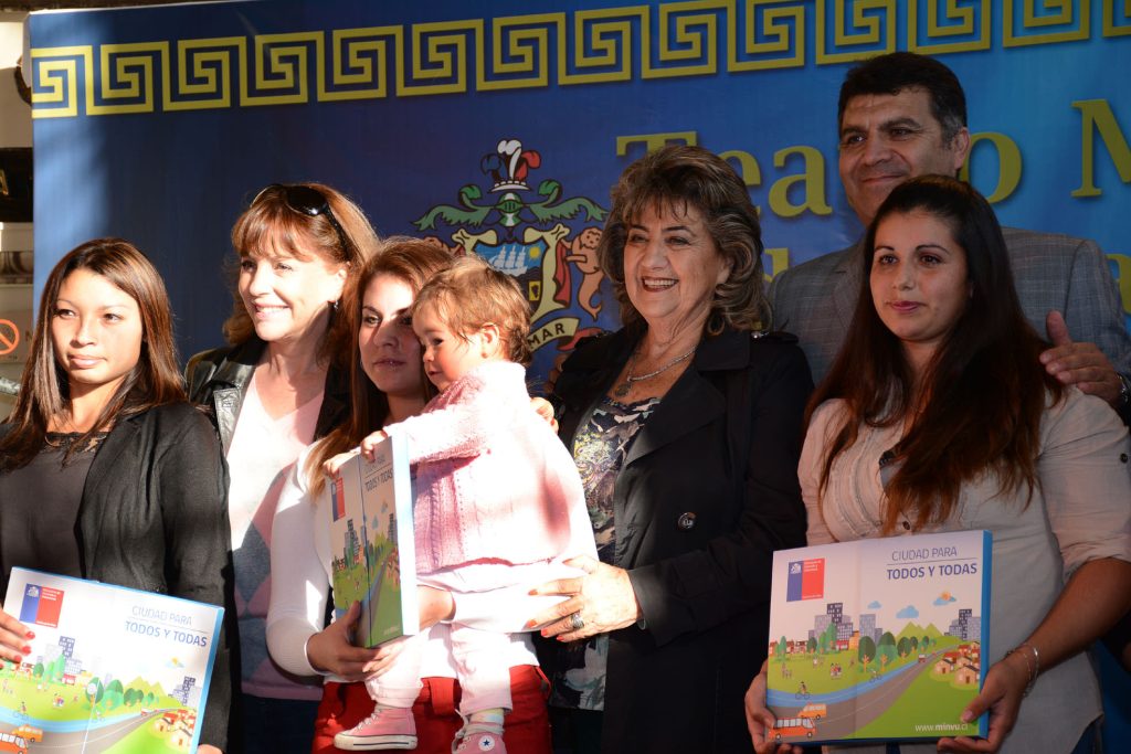 Imagen principal: Familias viñamarinas fueron beneficiadas con subsidio para adquirir viviendas construidas