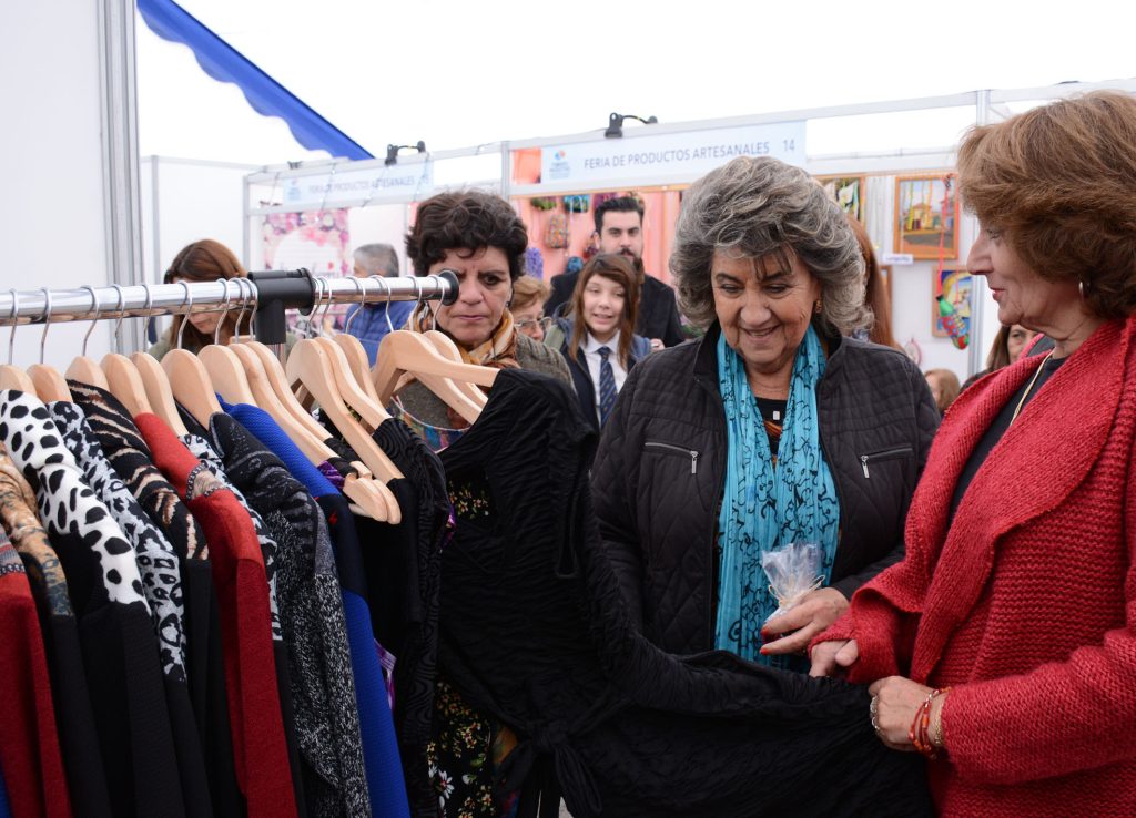Imagen principal: Atractivos productos ofrece feria de artesanías inaugurada por alcaldesa Virginia Reginato, dedicada al Día de la madre