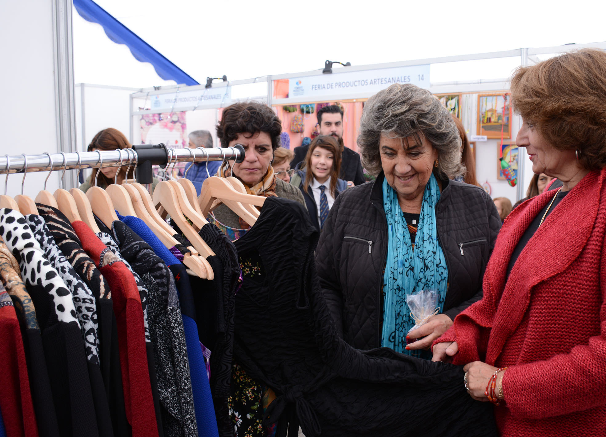 Atractivos productos ofrece feria de artesanías inaugurada por alcaldesa Virginia Reginato, dedicada al Día de la madre