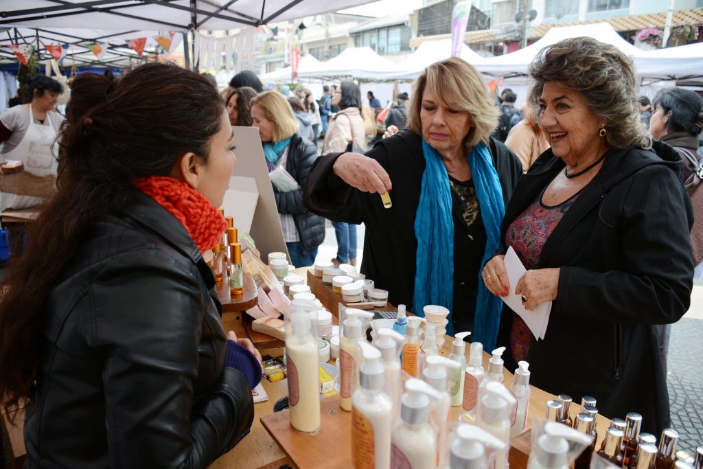 Imagen principal: Atractivos productos naturales ofreció Bio-feria que fue visitada por alcaldesa Virginia Reginato