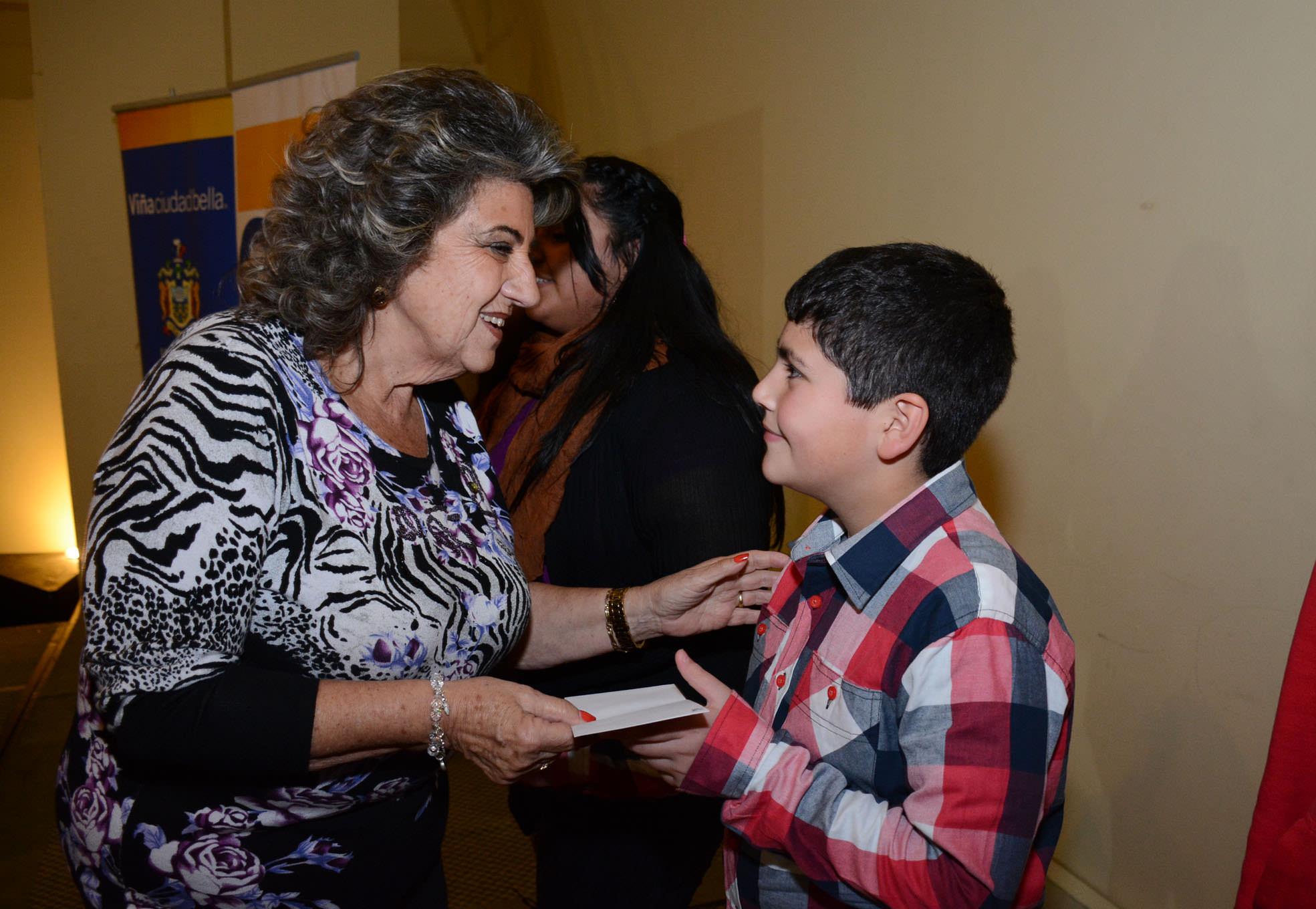 171 jóvenes estudiantes recibieron estímulos por  su rendimiento académico de parte de alcaldesa Virginia Reginato