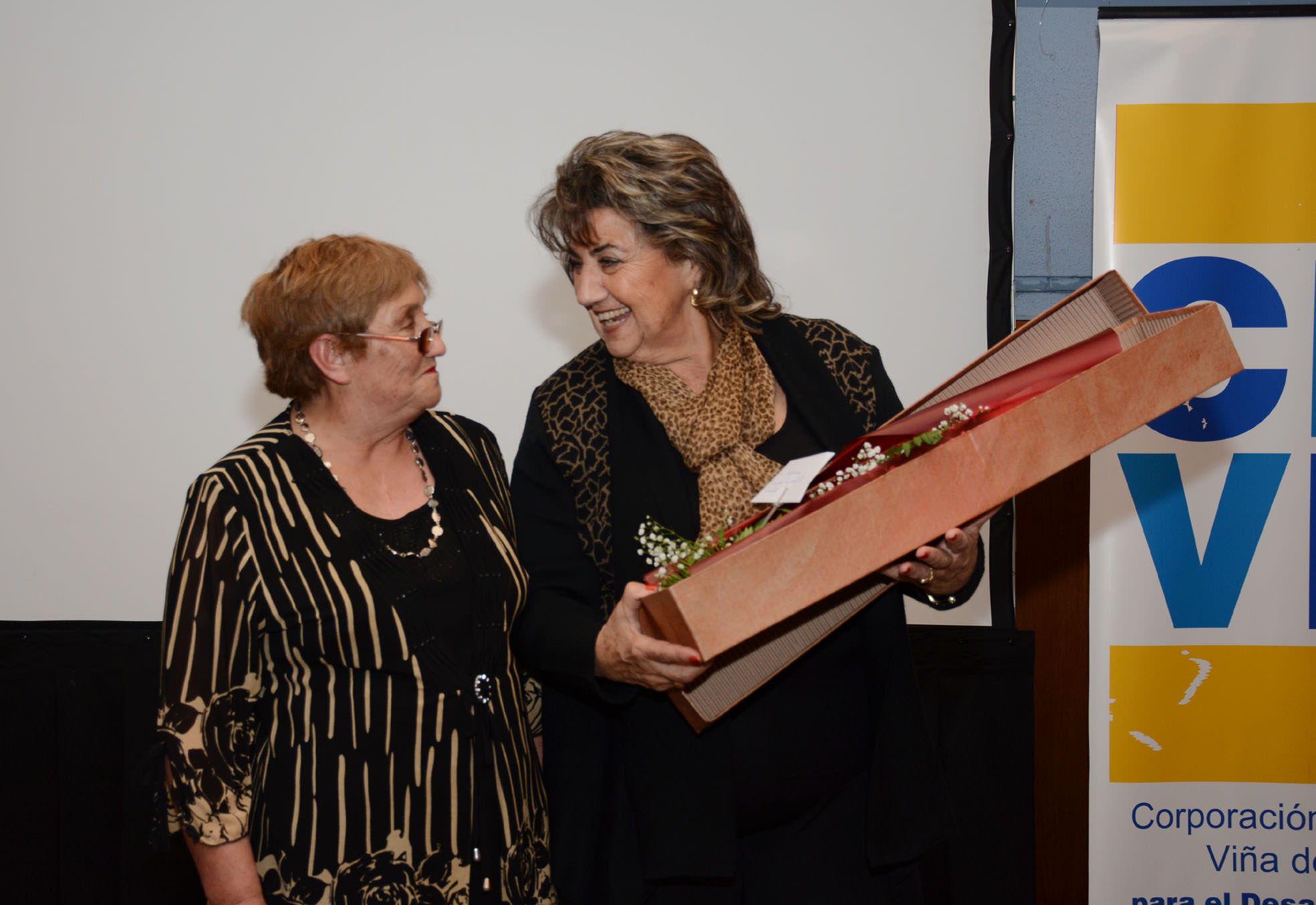 Hijos de socios de trabajadores de la educación recibieron beca académica de parte de alcaldesa Virginia Reginato