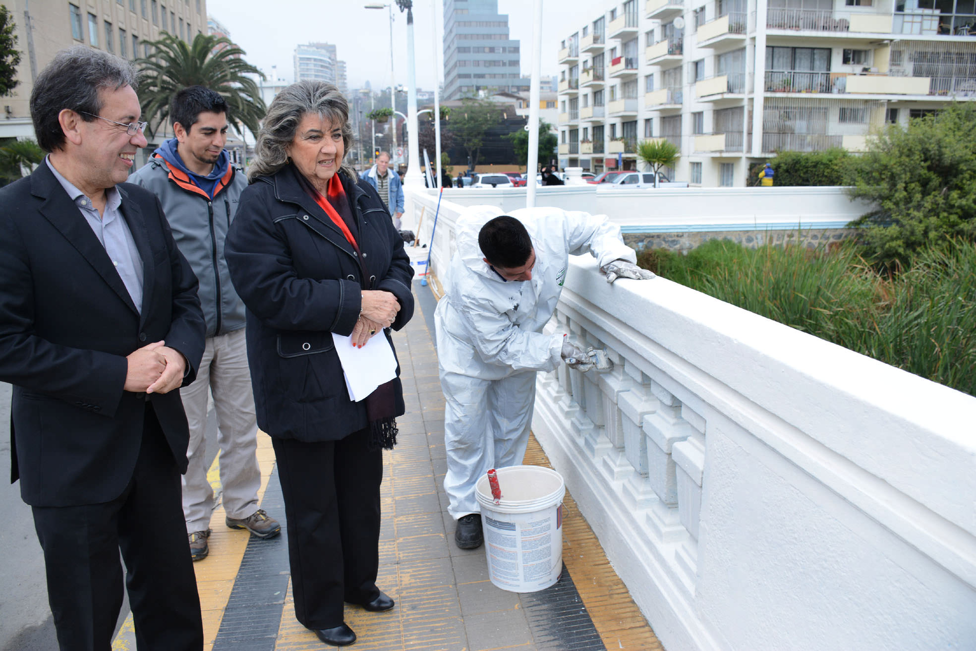 Pintado de puentes sobre el estero fue inspeccionado por alcaldesa Virginia Reginato