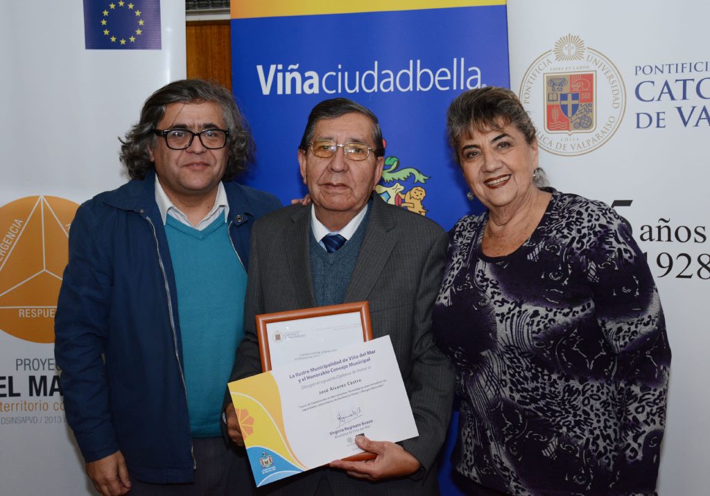 Imagen principal: Viñamarinos recibieron certificación de alcaldesa Virginia Reginato por  capacitación para reaccionar correctamente ante riesgos naturales