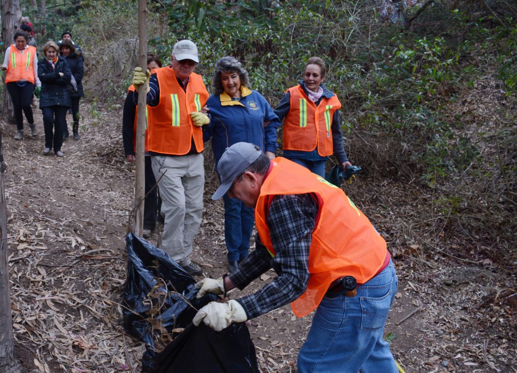 Imagen principal: Inciativa de vecinos de Jardín del Mar de limpiar terreno por iniciativa propia fue valorado por alcaldesa Virginia Reginato