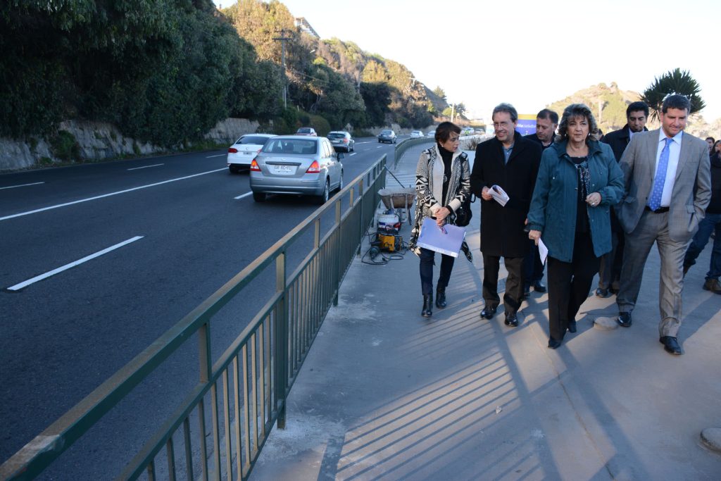 Imagen principal: Con barandas de protección, Municipio de Viña del Mar  refuerza seguridad peatonal en borde costero