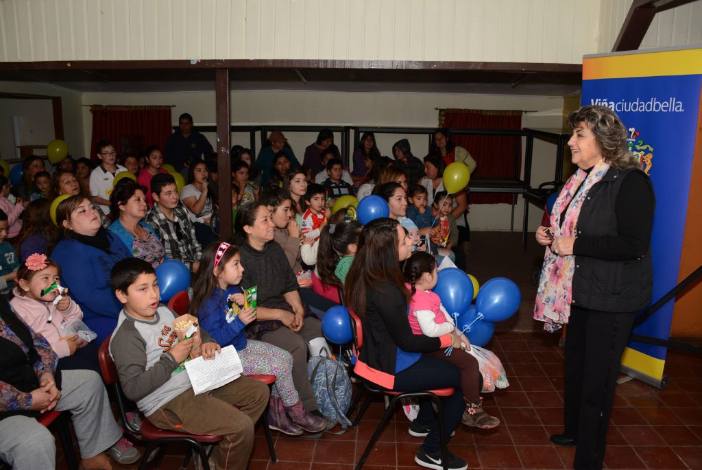 Imagen principal: Niños de Achupallas disfrutaron con función gratuita de cine, presentada por municipio de Viña del Mar