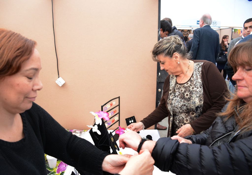 Imagen principal: Emprendedores muestran novedosos productos artesanales de invierno en feria inaugurada por alcaldesa Virginia Reginato