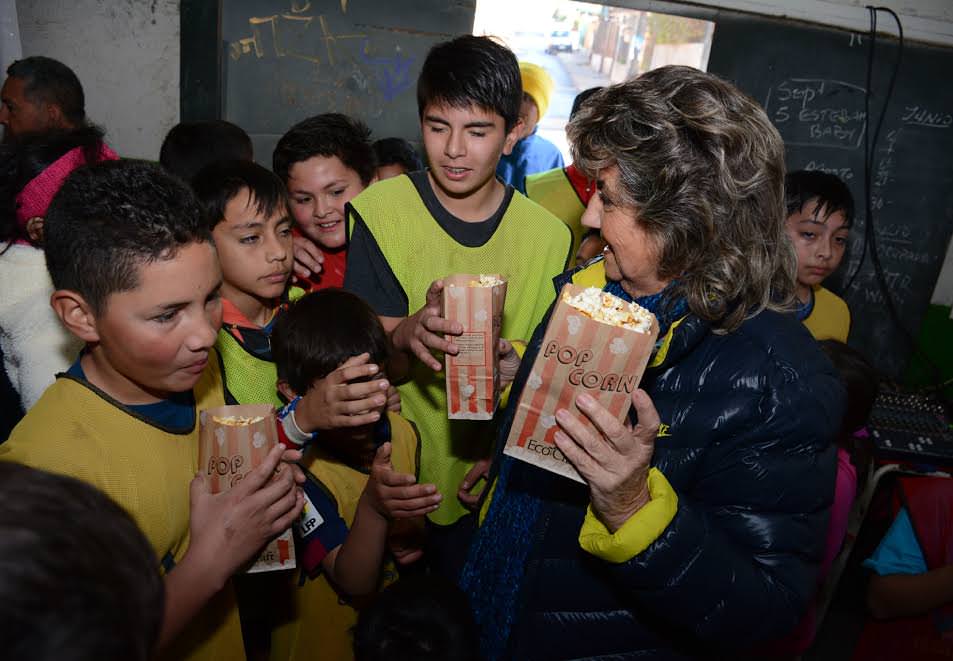 Niños de Miraflores en Viña del Mar disfrutaron con función gratuita de cine