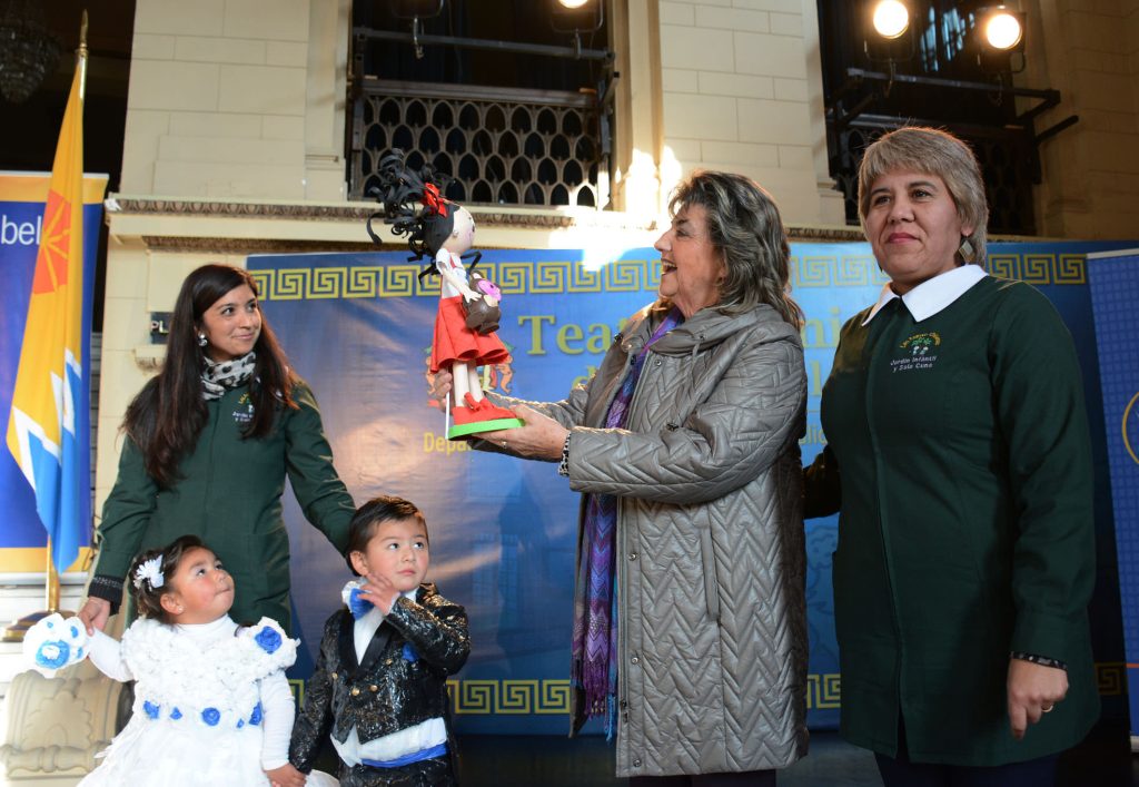 Imagen principal: Singular desfile de moda con materiales reciclados realizaron párvulos de Viña del Mar